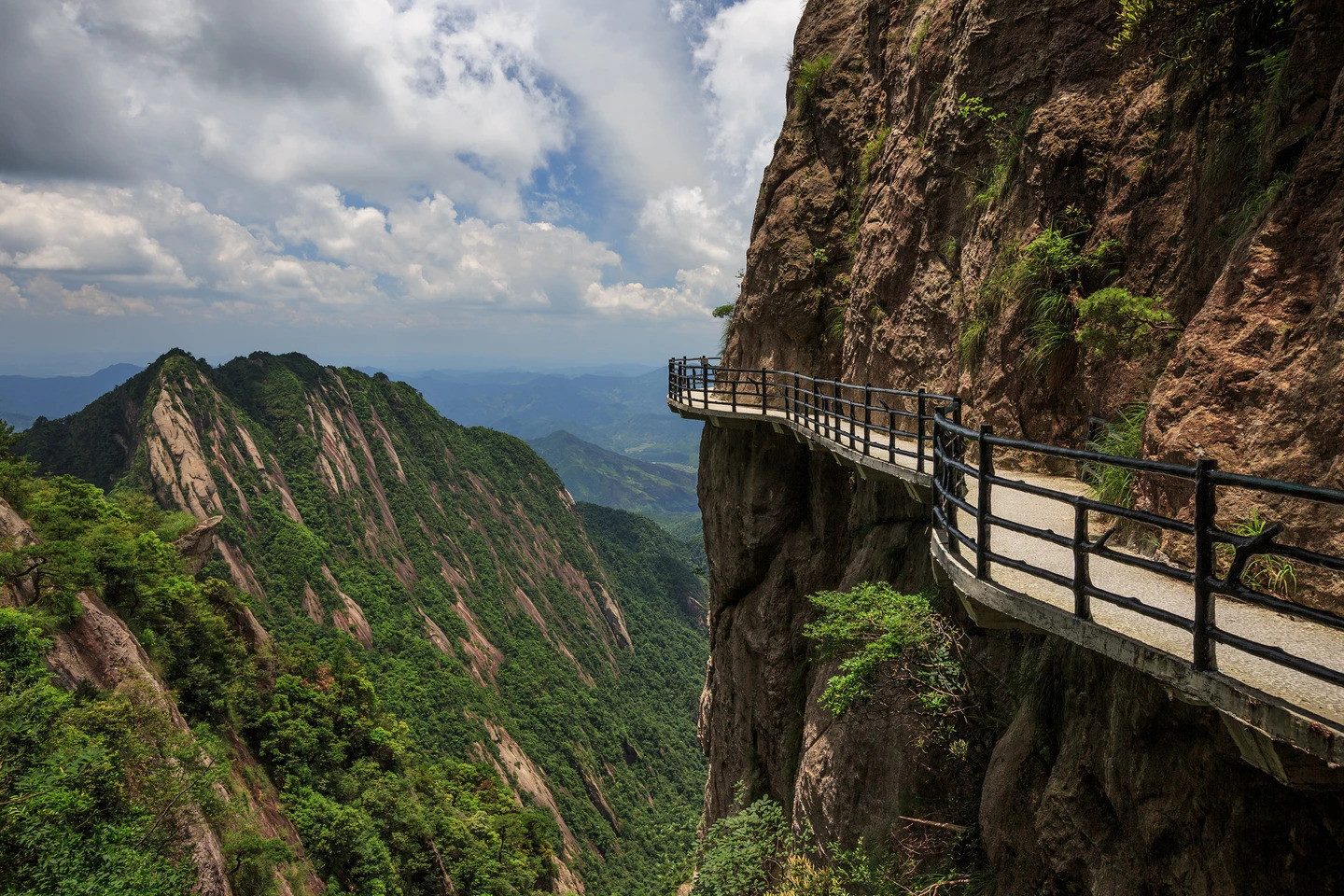 Promenade à travers le mur entourant une montagne dans le parc national de Tam Thanh Son.jpg