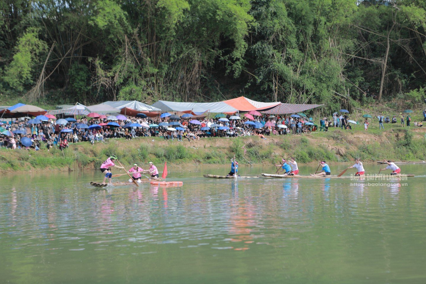 Phần thi đua bè mảng nữ