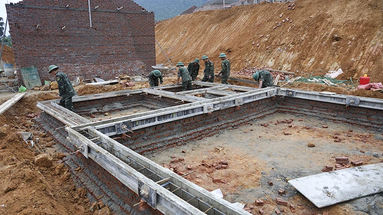 [Photo] Soldiers and workers help people build houses photo 6