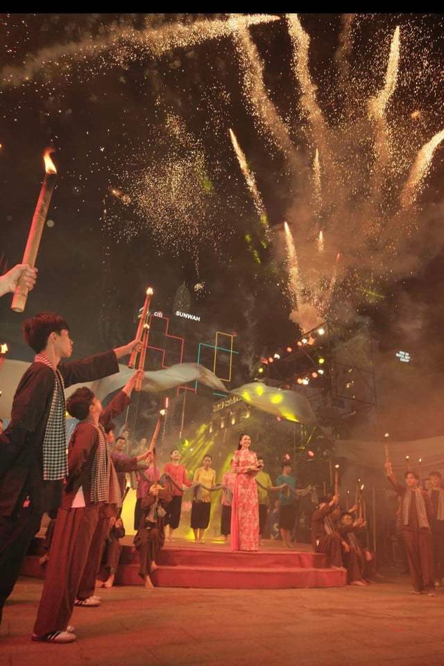 "Vũ hội khăn rằn" – Khúc ca rộn ràng của lòng yêu nước giữa lòng phố thị- Ảnh 3.