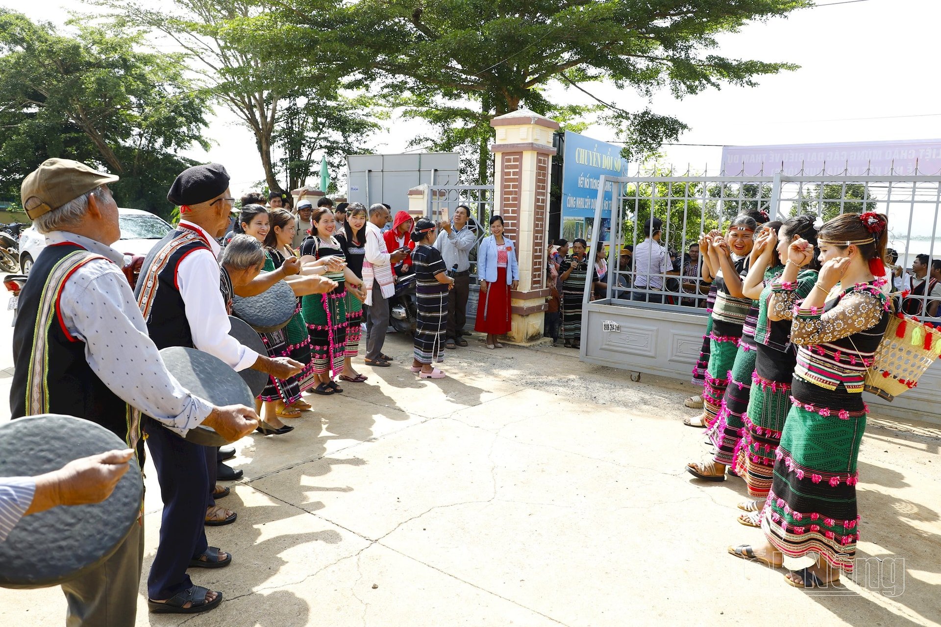 Lễ hội Kết nghĩa bao gồm hai nghi thức chính: lễ gõ cửa, thể hiện sự kính trọng và cầu nối giữa các bon làng và lễ giao nhận sản vật, biểu trưng cho tinh thần sẻ chia, gắn kết cộng đồng