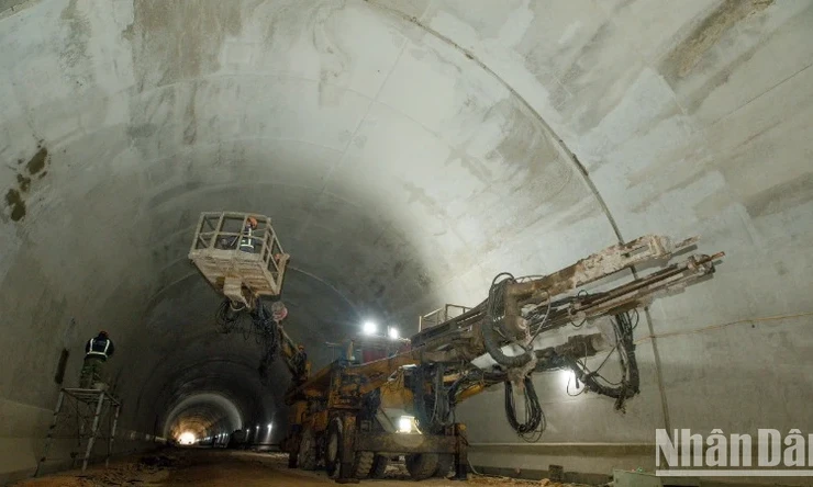 Bauarbeiten während des Festivals auf der Baustelle der Autobahn Dong Dang-Tra Linh - Lang Son Zeitung und Radio- und Fernsehsender