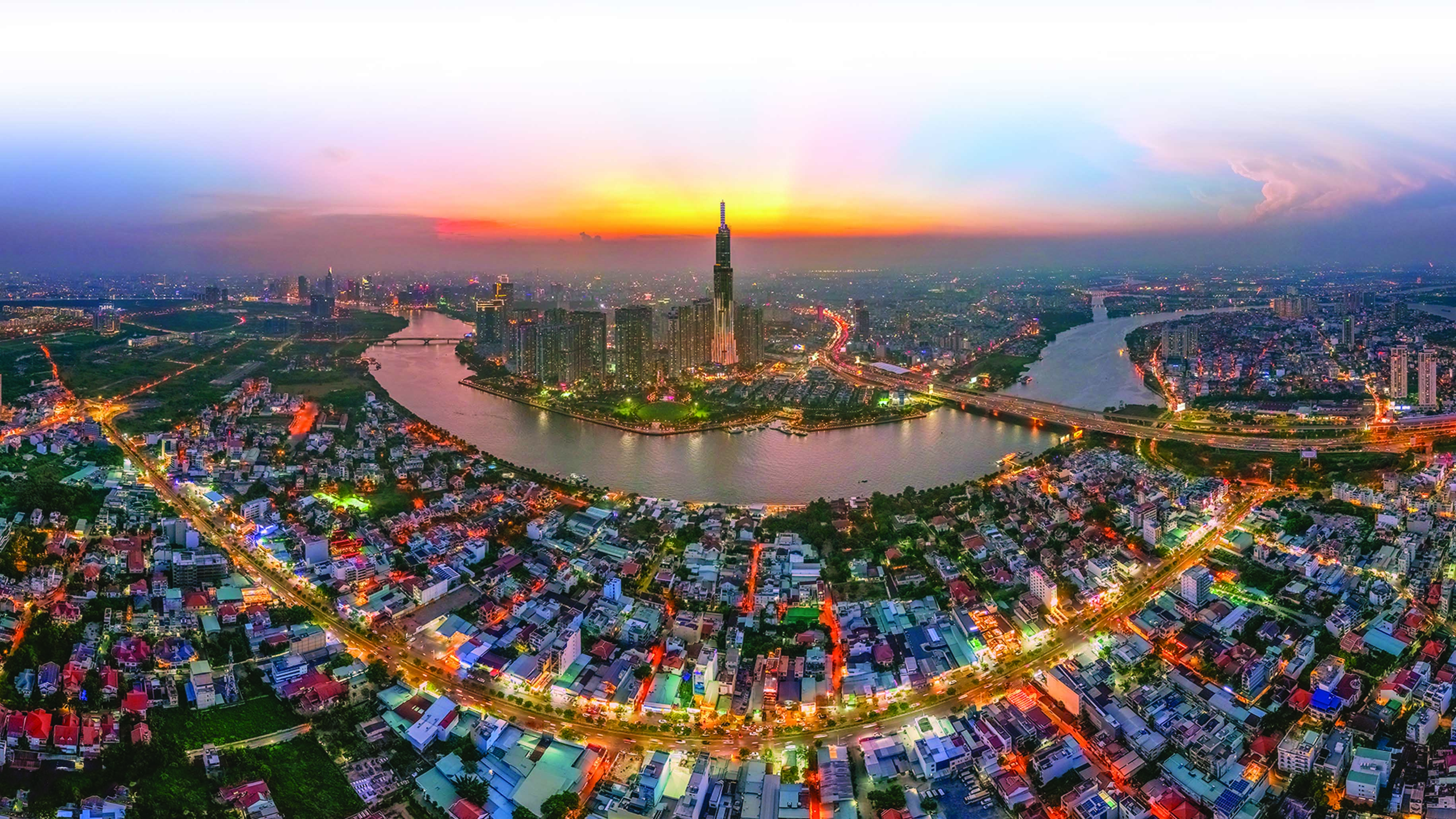 La zone urbaine de Vinhomes (district de Binh Thanh) se reflète sur la rivière Saigon (Photo : Le Toan)