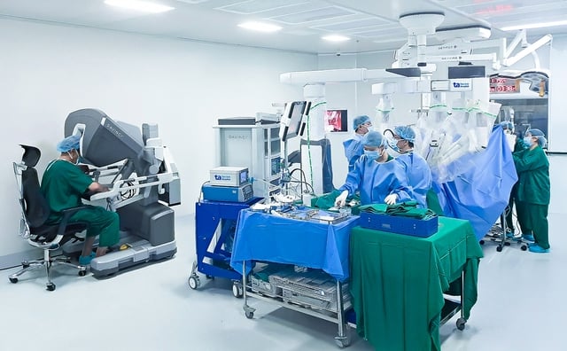 ‘Siêu Robot’ hỗ trợ hơn 120 loại phẫu thuật phức tạp có mặt tại TP.HCM- Ảnh 1.