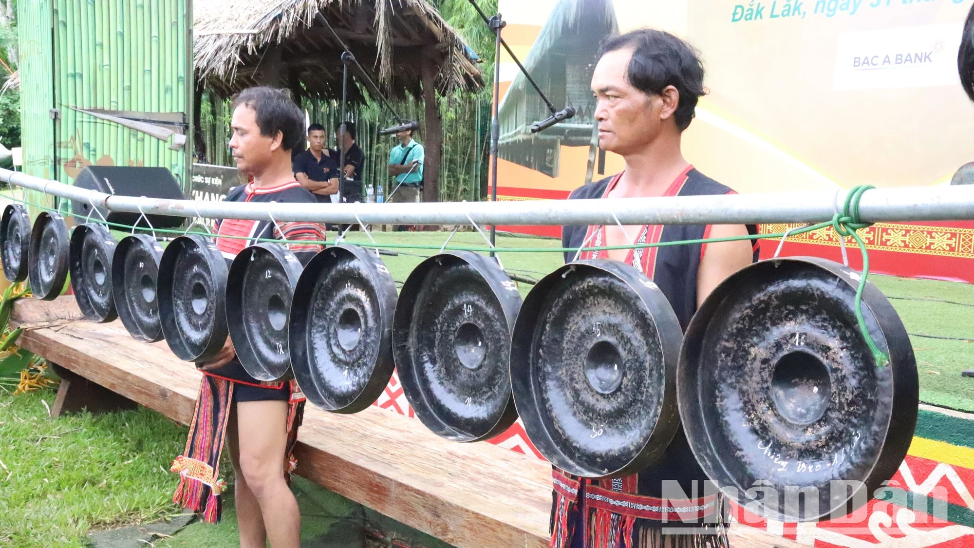 Les villages résonnent au son des gongs pour accueillir la fête nationale, le 2 septembre, photo 6