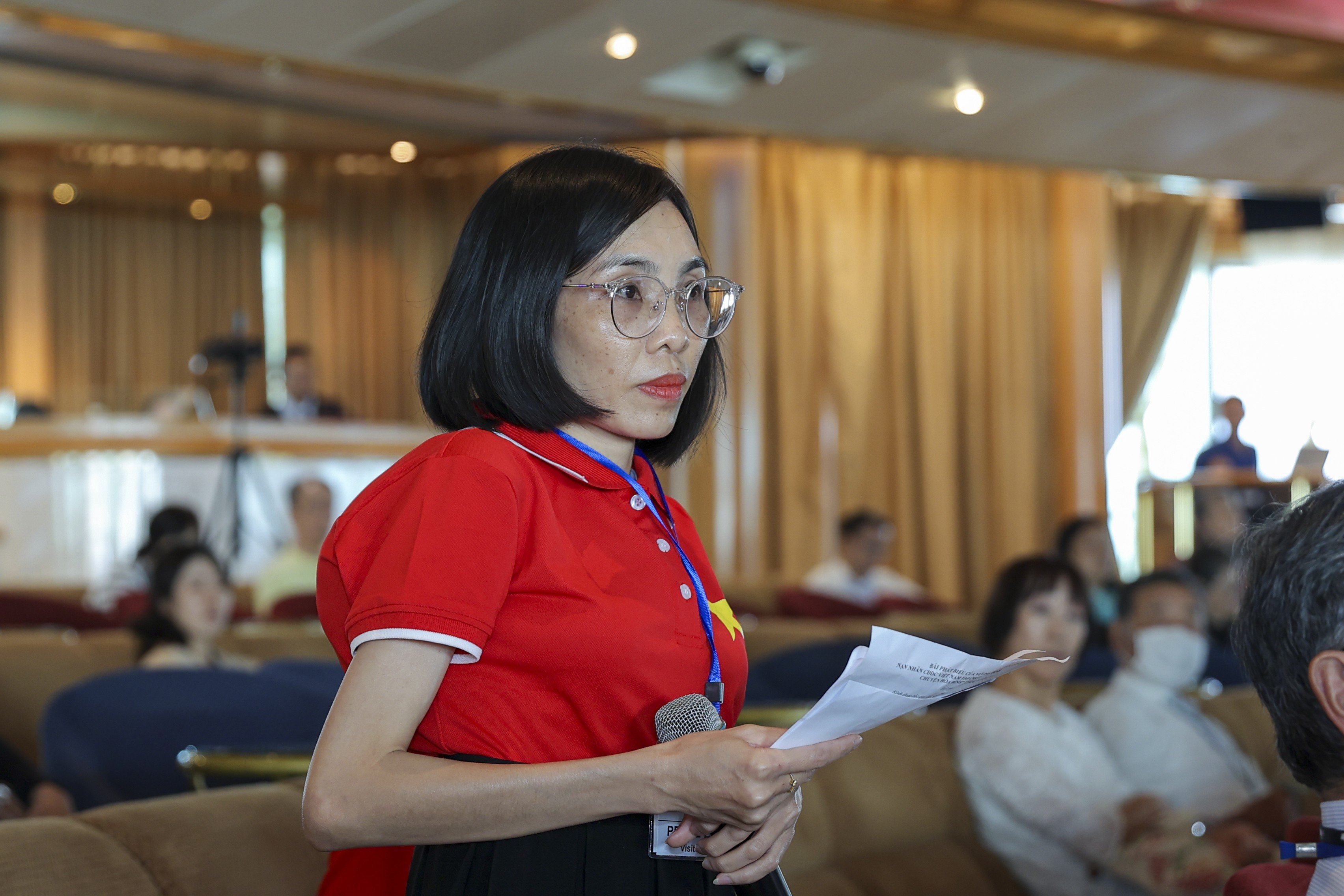 Chị Vương Thị Quyên chia sẻ câu chuyện của mình với đại biểu quốc tế.  (Ảnh: Đinh Hòa) 
