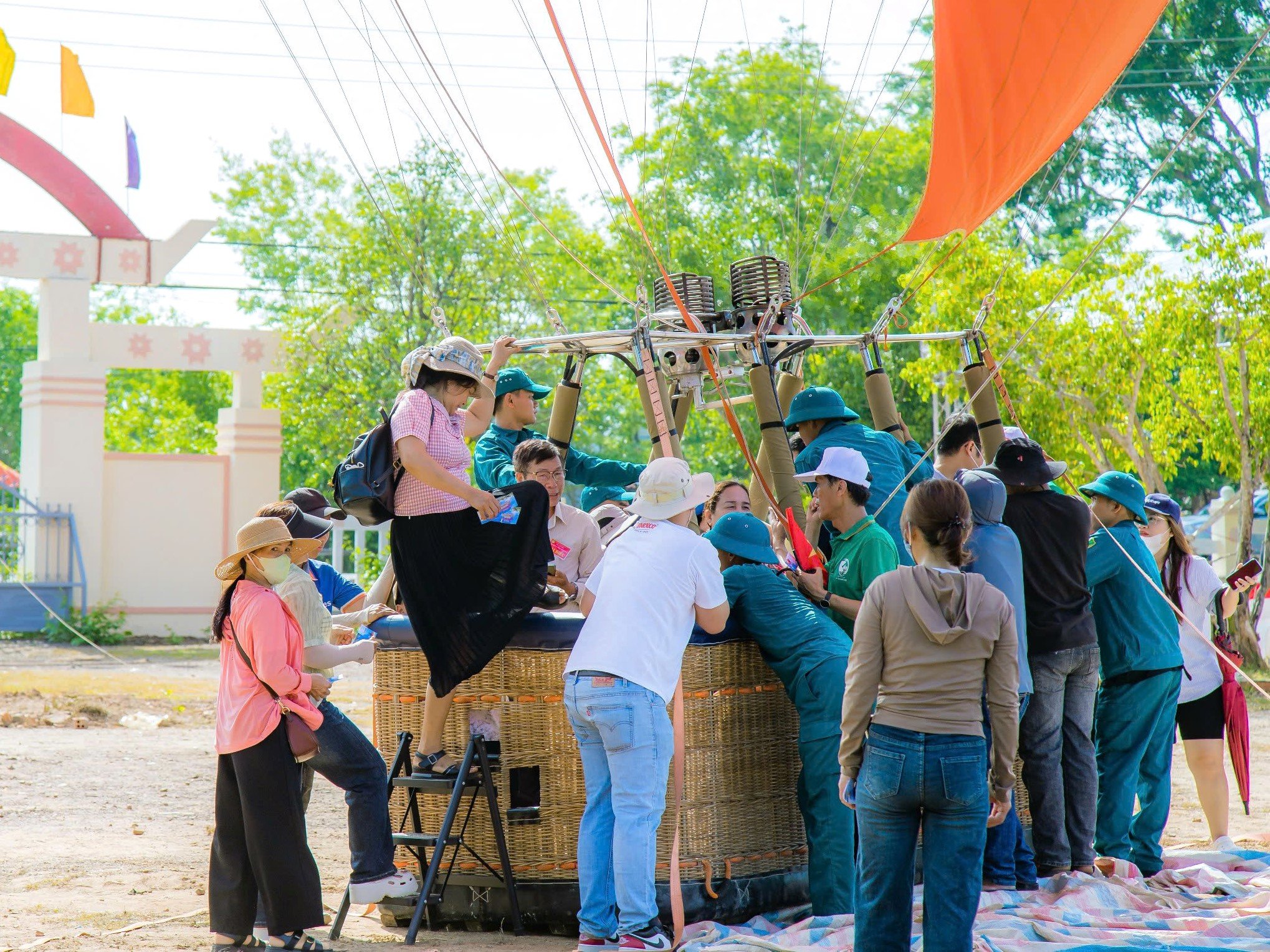 Du khách trải nghiệm khinh khí cầu ở Buôn Đôn- Ảnh 2.