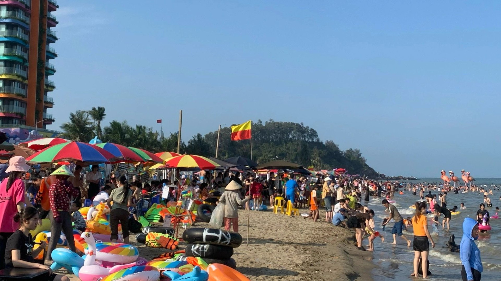 Sầm Sơn 'thất thủ' trong kỳ nghỉ lễ 30.4 - 1.5- Ảnh 7.