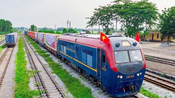 ធ្វើការឆ្លងកាត់ថ្ងៃឈប់សម្រាក ដើម្បីពន្លឿនវឌ្ឍនភាពនៃគម្រោងផ្លូវដែក Lao Cai-Hanoi-Hai Phong