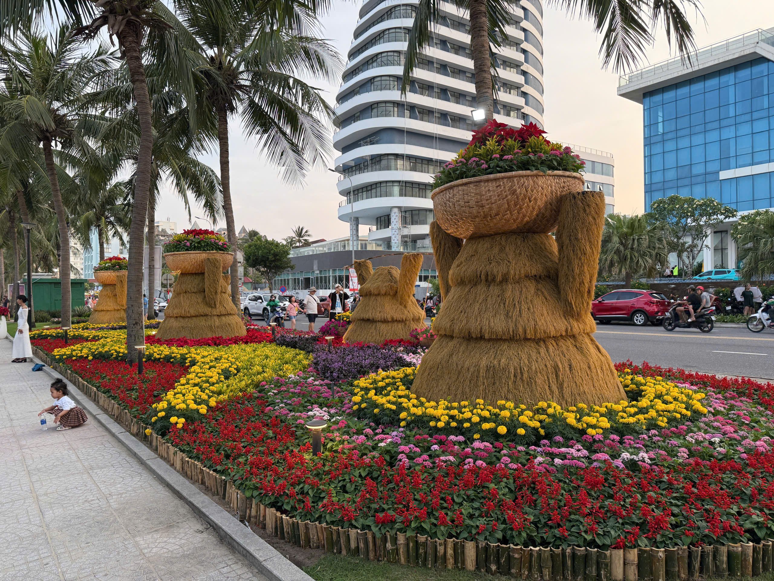 Đường ven biển hóa đường hoa, người người nô nức check-in- Ảnh 3.