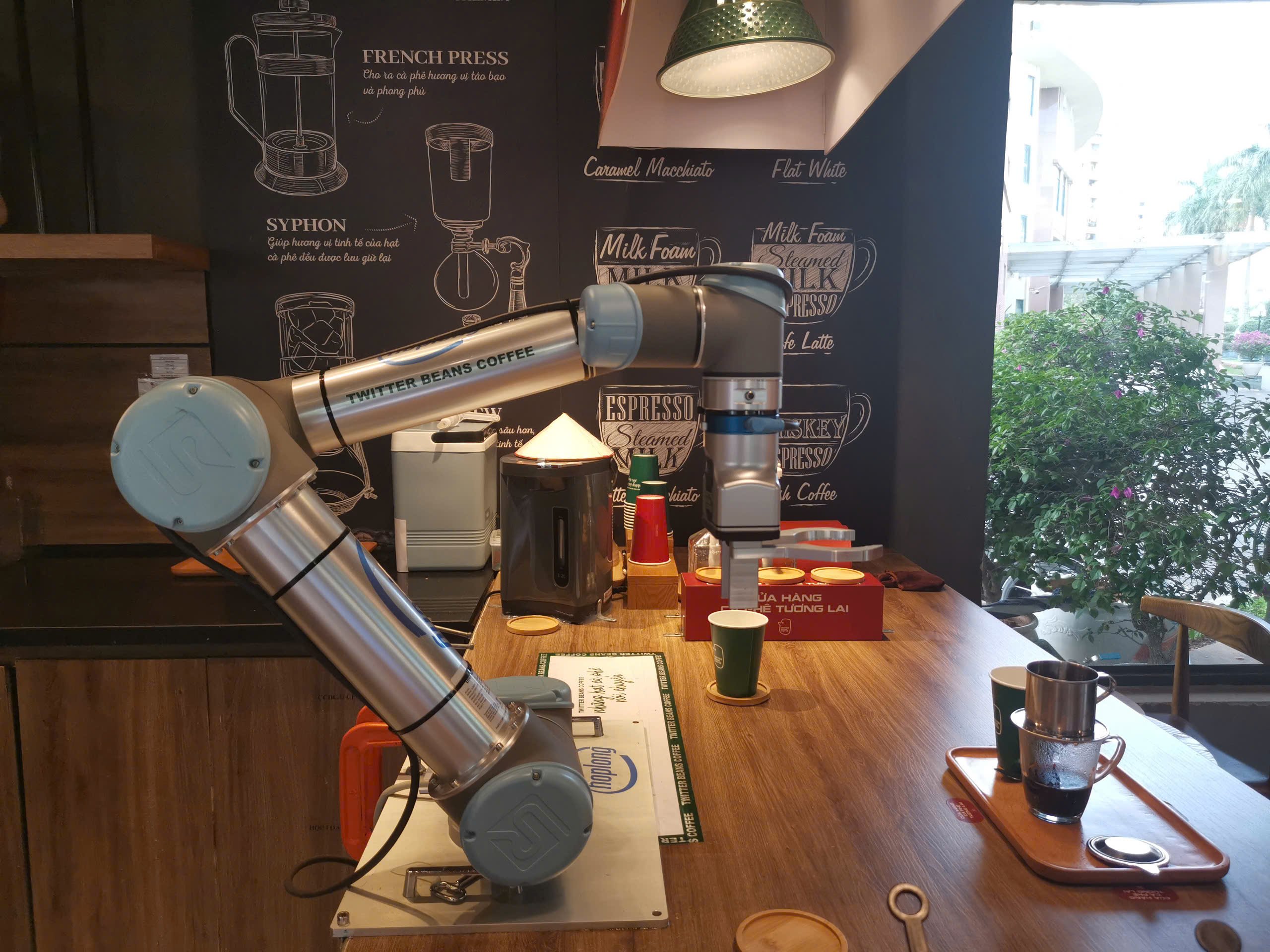 Thích thú với 4 robot tên Bảo, Tú, Chi, Thư phục vụ ở quán cà phê - Ảnh 2.
