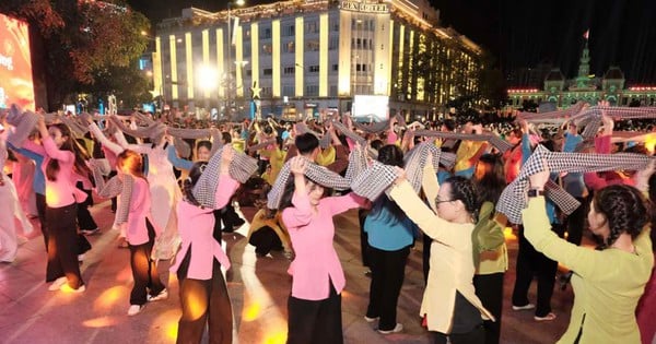 "Turban Dance" - A bustling song of patriotism in the heart of the city