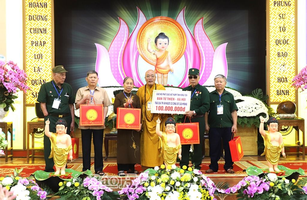  Đại diện Ban Trị sự Giáo hội Phật giáo Việt Nam tỉnh trao quà tặng các gia đình có công với cách mạng 