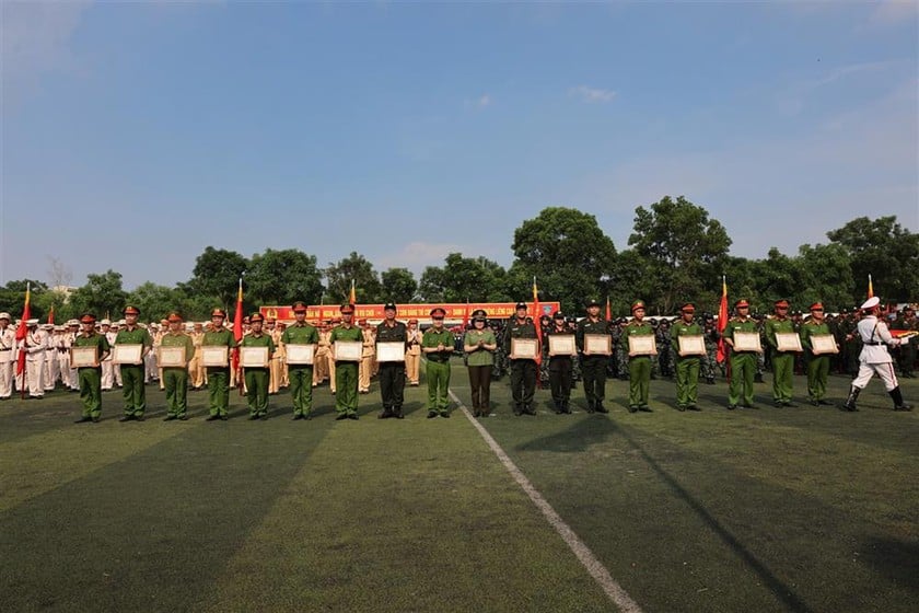 Các tập thể, cá nhân có thành tích xuất sắc trong công tác tham gia diễu binh, diễu hành được trao bằng khen thưởng.