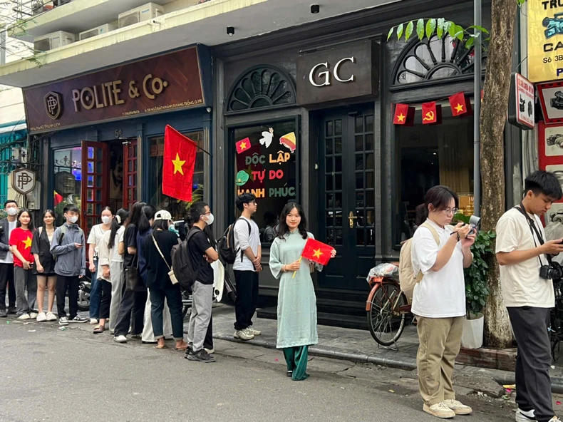 [Ảnh] Hàng nghìn người xếp hàng nhận phụ san 30/4 của Báo Nhân Dân trong ngày đặc biệt ảnh 4