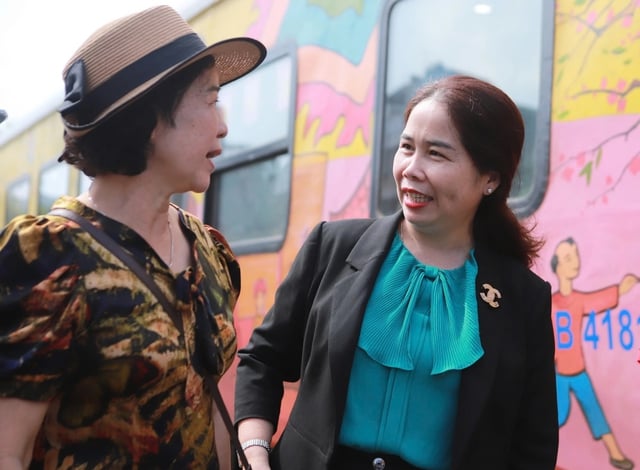Ăn bánh ít, ngắm Tháp Đôi, cầu trăm tuổi trên chuyến tàu về đất võ- Ảnh 3.