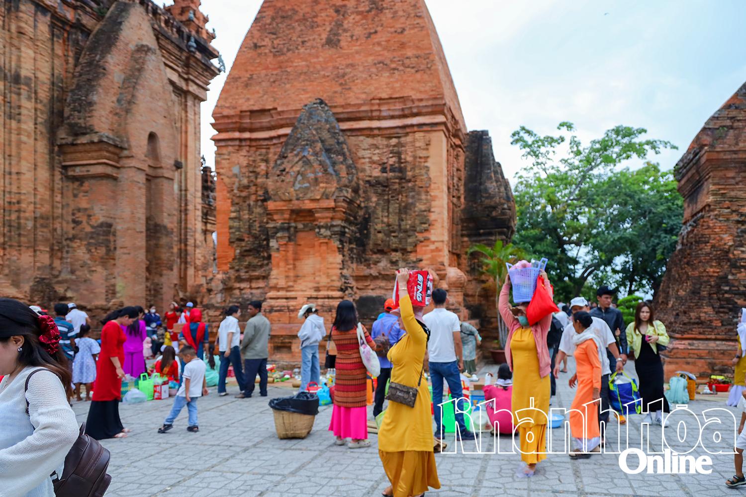 ជន​ជាតិ​ចាម​នាំ​យក​តង្វាយ​ទៅ​កាន់​ប្រាសាទ​បុរាណ​ជាតិ​ពិសេស​ប៉ោណាហ្គា ក្នុង​ឱកាស​បុណ្យ Rija។