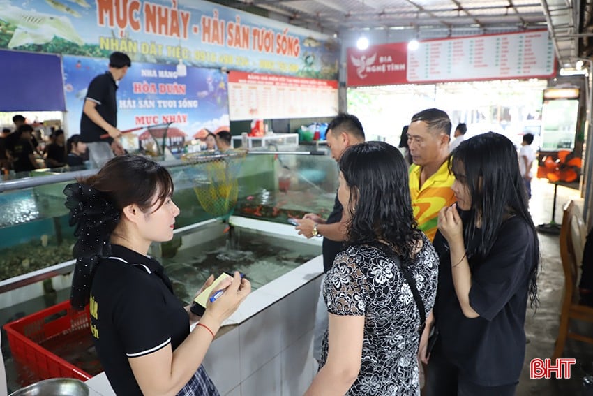 Khách hàng chọn món tại nhà hàng Hòa Duân.