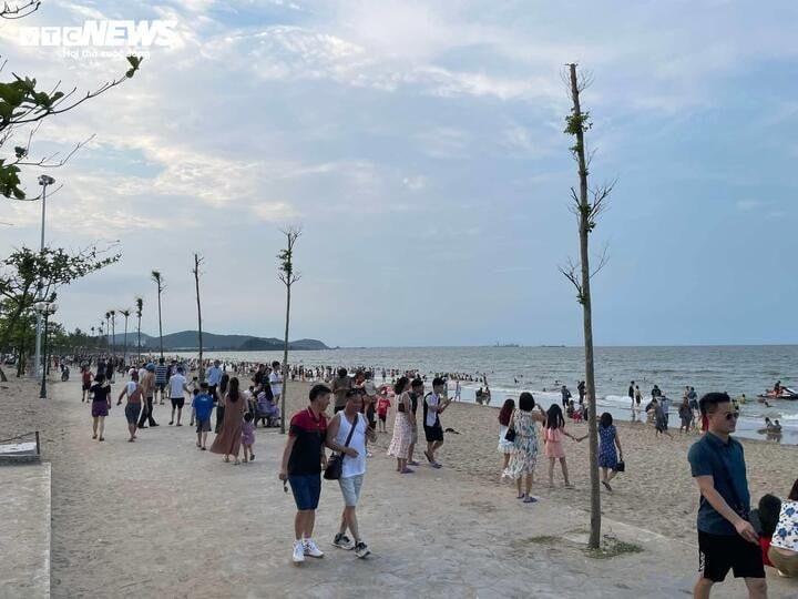 Theo số liệu của ngành Du lịch Nghệ An, từ khi khai mạc Lễ hội du lịch Cửa Lò (19/4), lượng khách đặt phòng tăng theo ngày. Giá phòng giao động từ 500 nghìn đến 3 triệu đồng. Tỷ lệ đặt phòng dịp lễ 30/4 và 1/5 ở các khách sạn, cơ sở lưu trú đạt hơn 90%, riêng các khách sạn hạng 3 sao trở lên đều kín phòng.