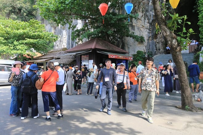 Đà Nẵng dịp lễ 30.4 - 1.5: Du khách ùn ùn đổ về các điểm du lịch- Ảnh 12.