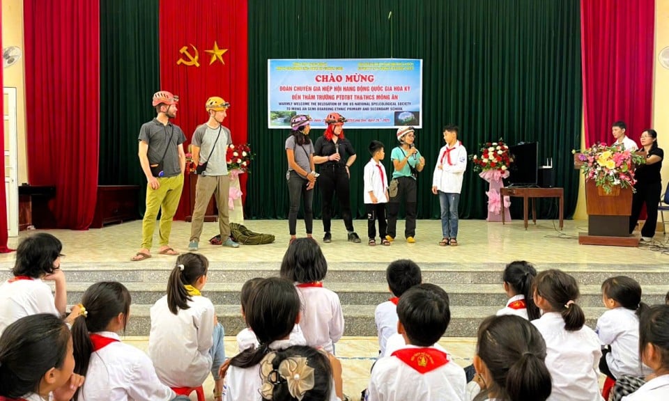 A delegation of experts from the US National Cave Association visited and promoted caves at Mong An Primary and Secondary School for Ethnic Minorities - Lang Son Newspaper and Radio and Television Station