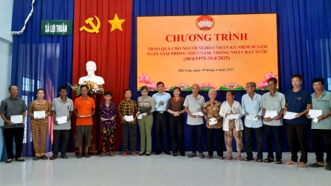 Bến Cầu: Trao quà và tivi cho các hộ nghèo, cận nghèo