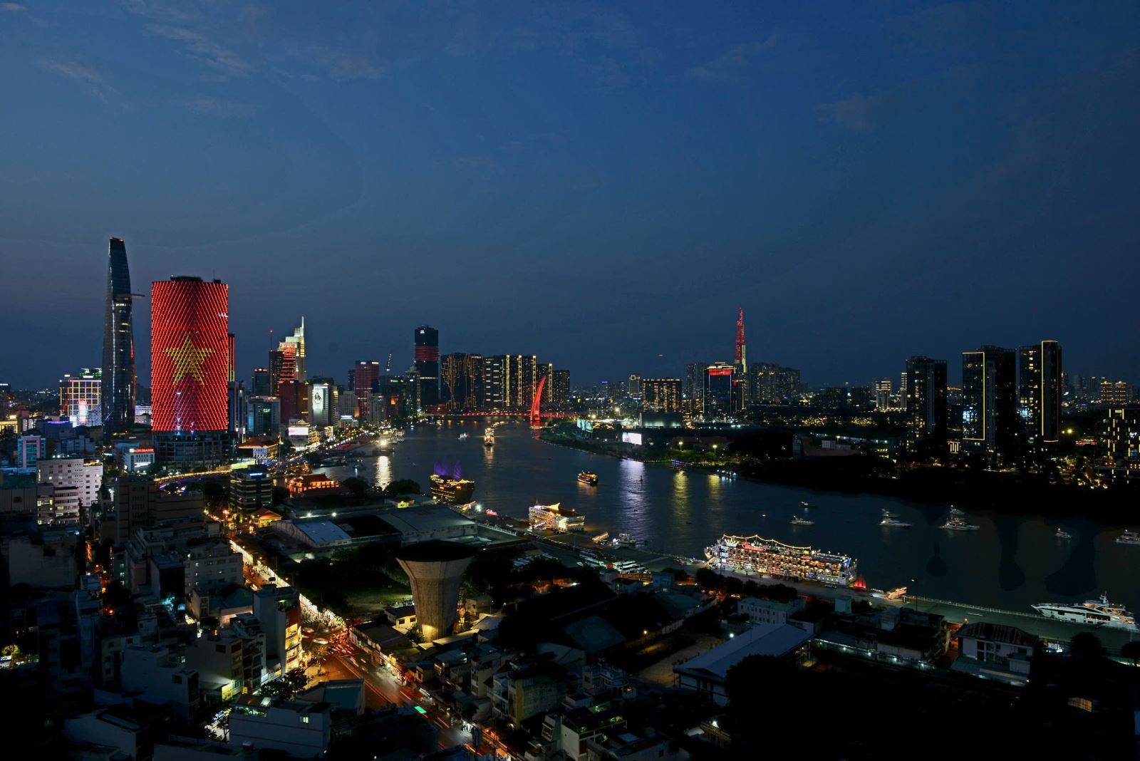 Ngắm TP Hồ Chí Minh rực rỡ từ trên cao khi màn đêm buông xuống 