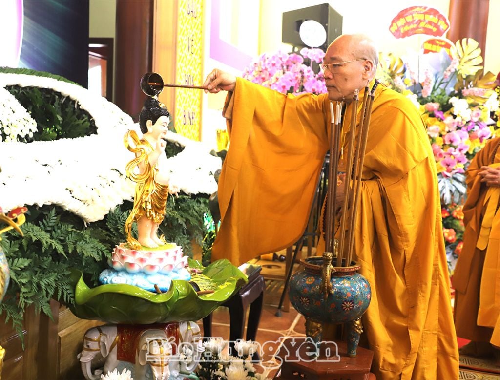 Thượng tọa Thích Thanh Hiện, Trưởng Ban trị sự Giáo hội Phật giáo Việt Nam tỉnh thực hiện nghi thức tắm Phật