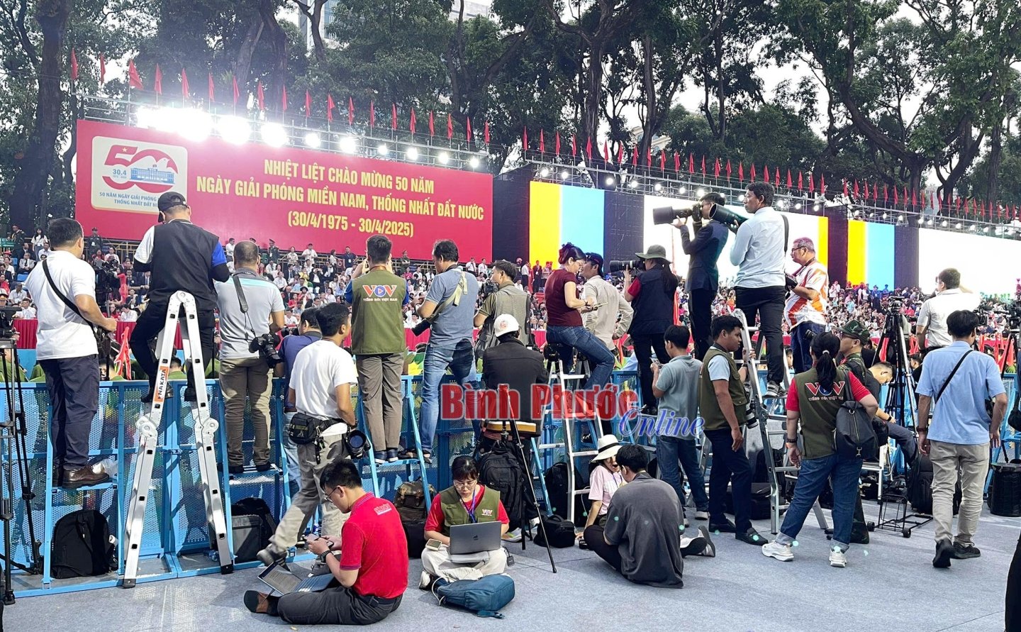 Những chiến sĩ thầm lặng sau ống kính ngày hội non sông