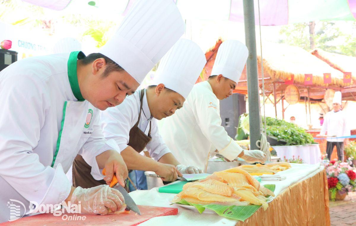 Các đầu bếp chuyên nghiệp đang sơ chế cá. Ảnh: Ngọc Liên
