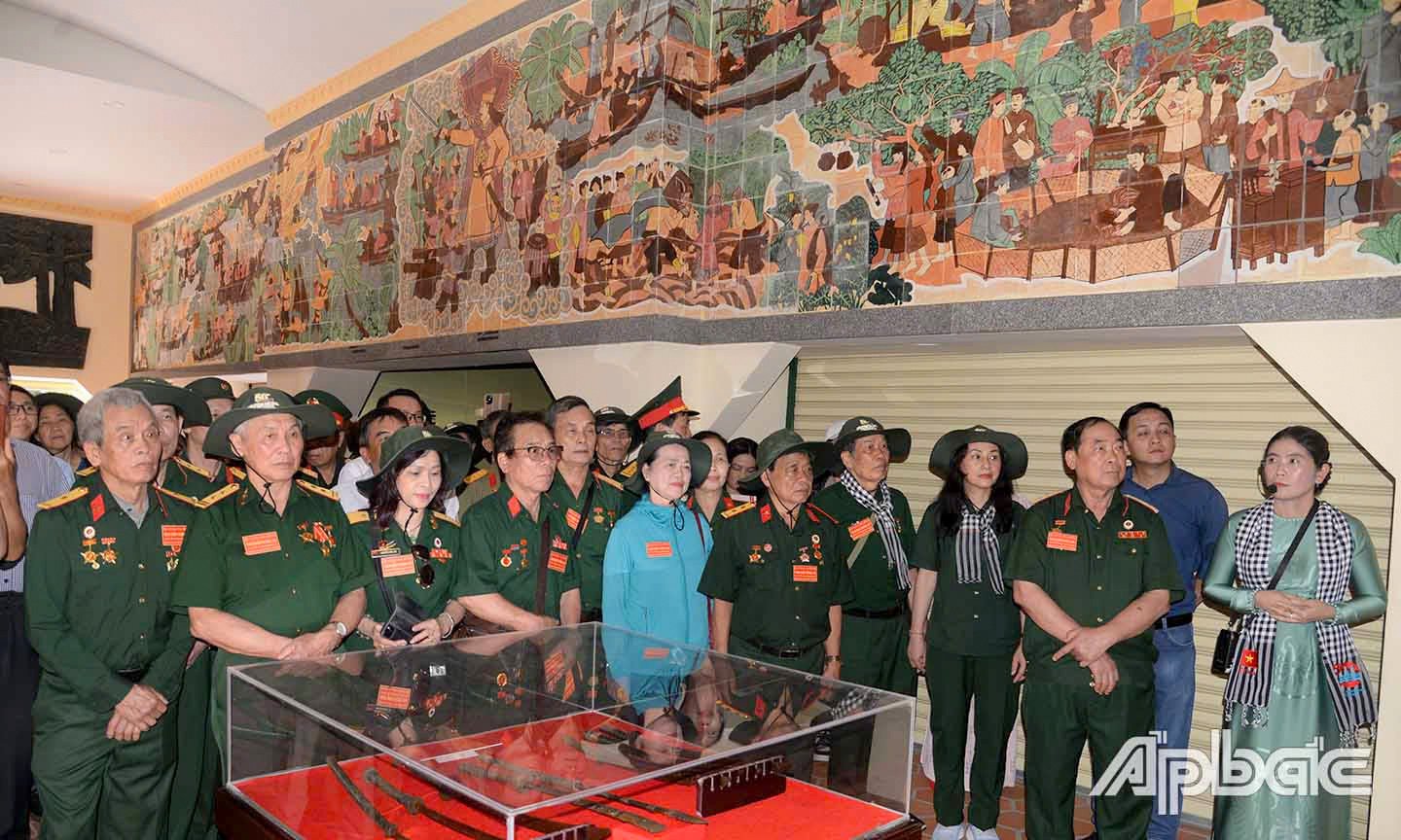 អតីតយុទ្ធជននៃក្រុមកងកំលាំងពិសេសភាគអាគ្នេយ៍ទី 429 ទស្សនាតំបន់ប្រវត្តិសាស្ត្រជ័យជំនះ Rach Gam - Xoai Mut ។