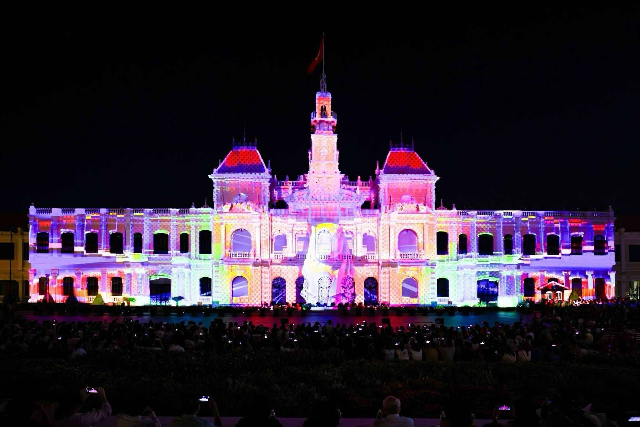Hàng ngàn khán giả đổ về phố đi bộ Nguyễn Huệ xem '3D Mapping Quốc tế'- Ảnh 2.