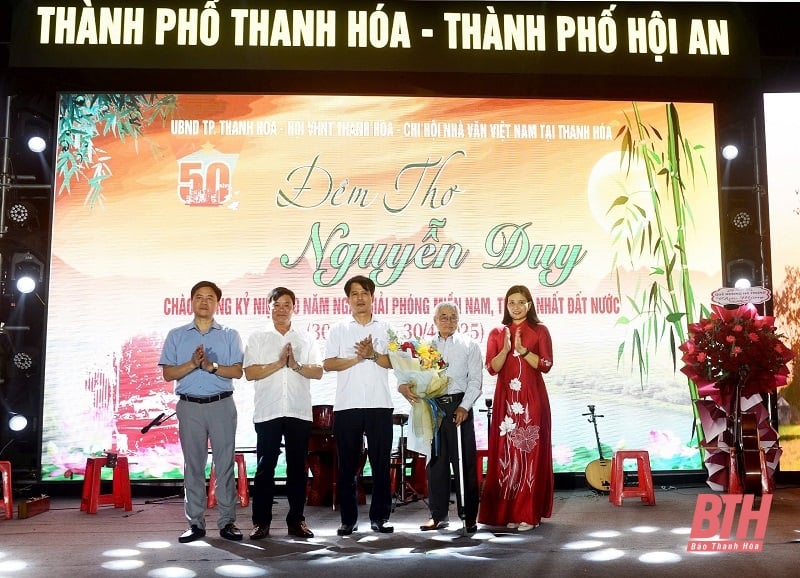 Nguyen Duy's Poetry Night