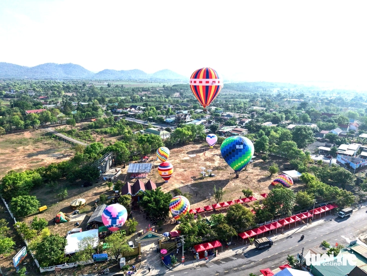 Du khách lần đầu trải nghiệm bay khinh khí cầu trên đại ngàn - Ảnh 1.