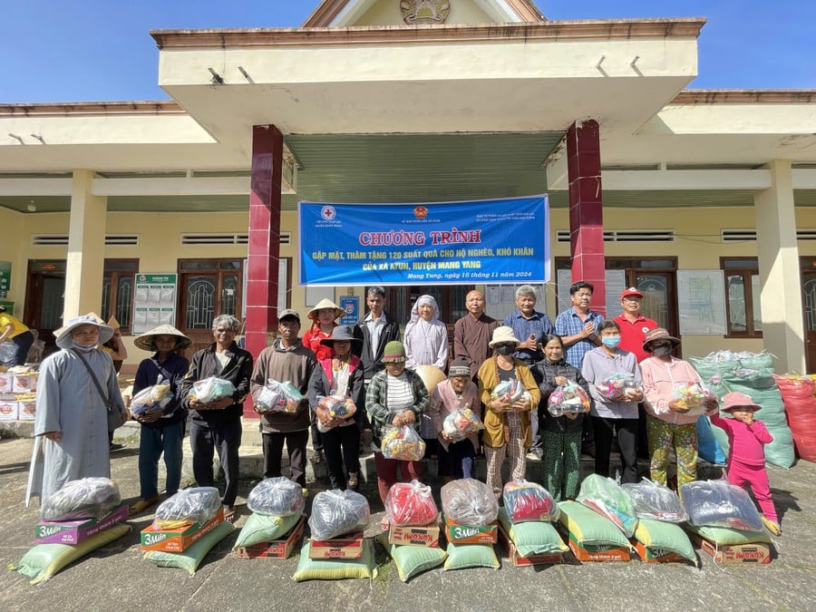 cac-vi-chuc-sac-tang-ni-phat-giao-tang-qua-nguoi-dan-co-hoan-canh-kho-khan-tai-xa-ayun-huyen-mang-yang-anh-thanh-nhat.jpg