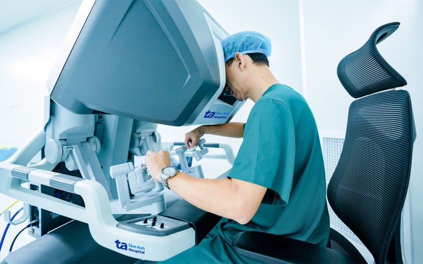 Phẫu thuật viên điều khiển Robot Da Vinci Xi qua màn hình cảm ứng. Ảnh: BVĐK Tâm Anh