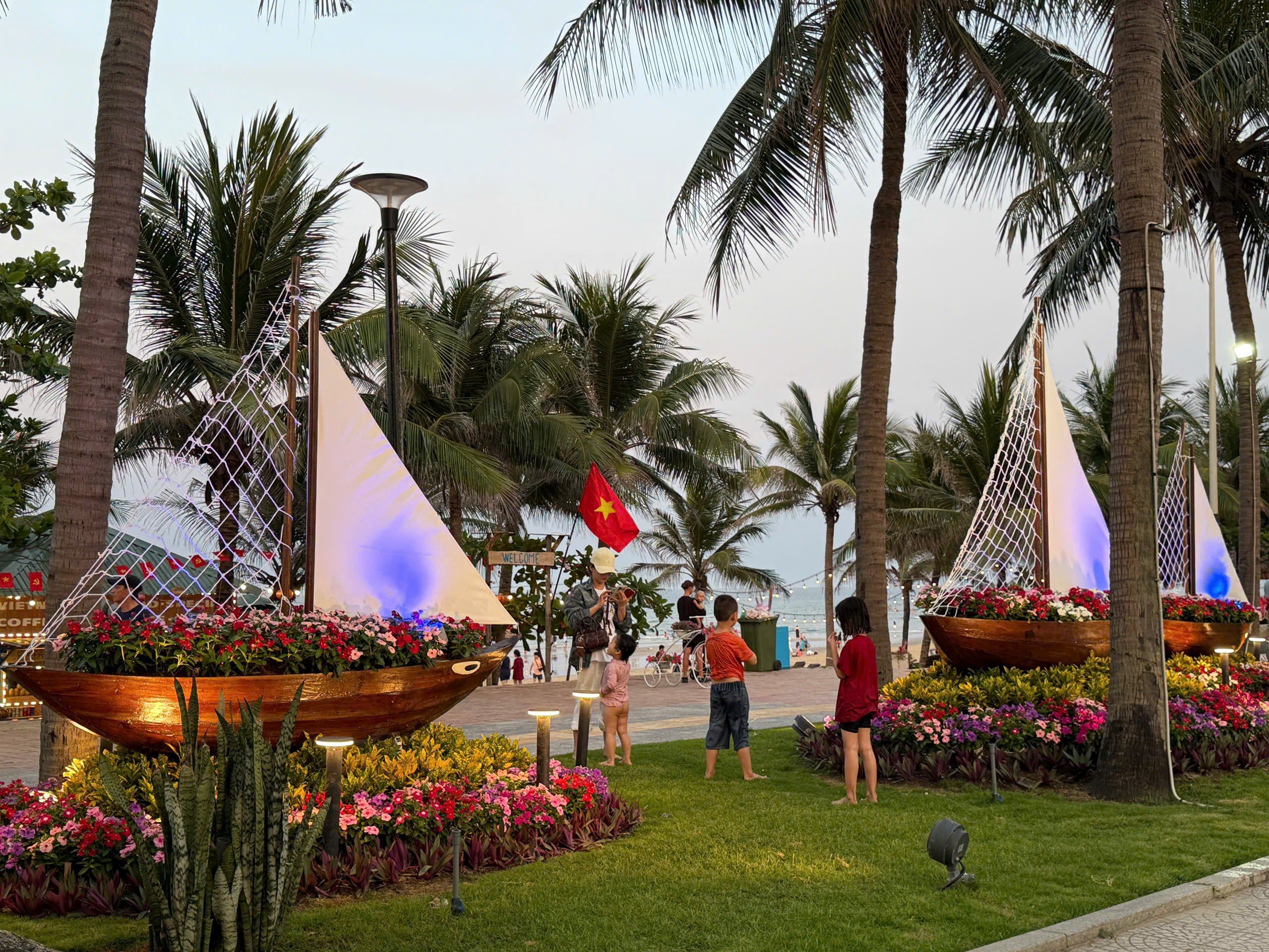 Đường ven biển hóa đường hoa, người người nô nức check-in- Ảnh 4.