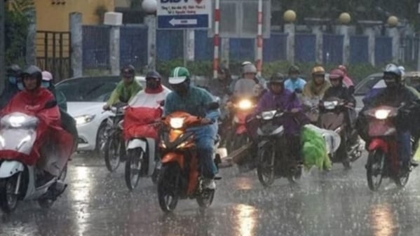 Mưa dông khắp miền Bắc vào đến Huế