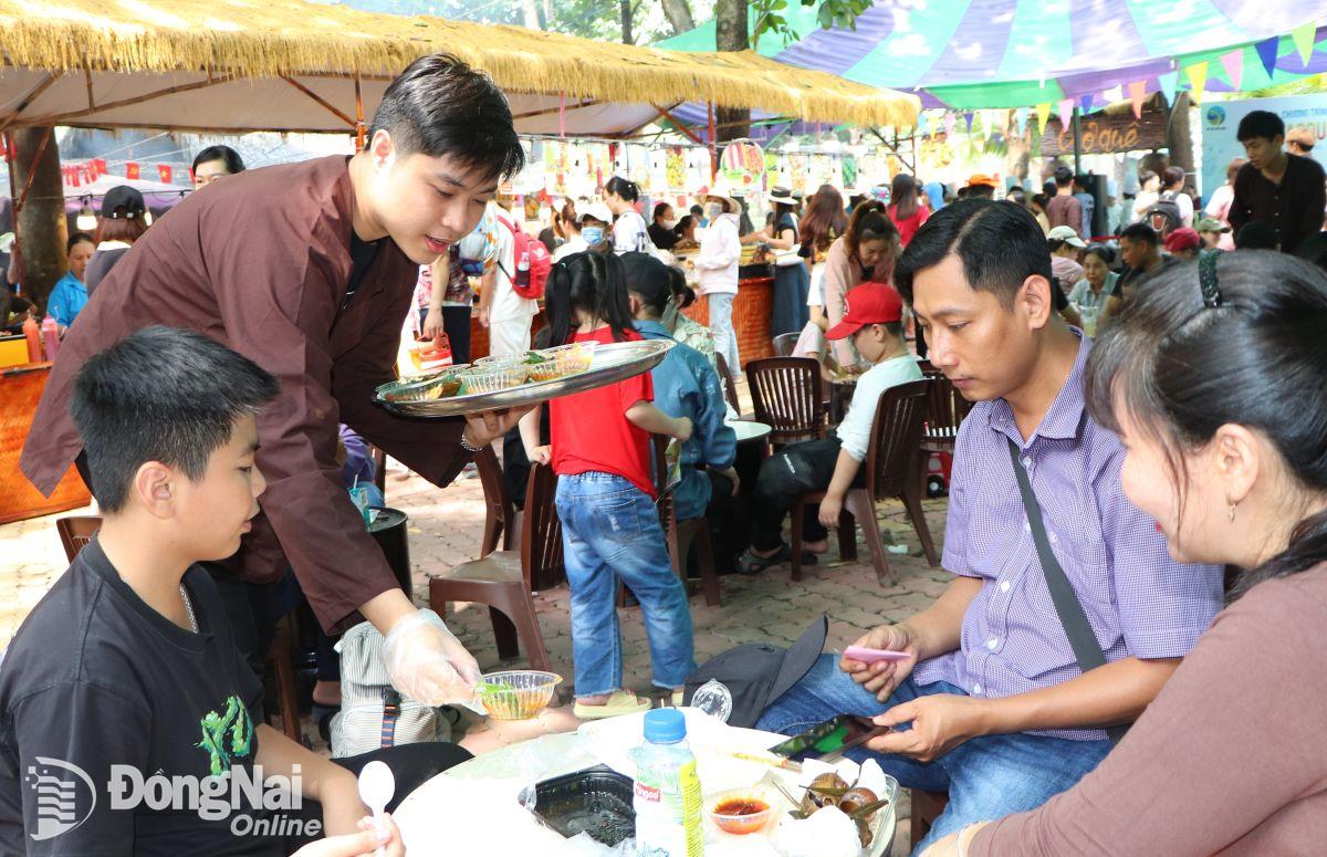 Món ăn sau khi hoàn tất được mang đến từng bàn khách mời dùng thử miễn phí. Ảnh: Ngọc Liên