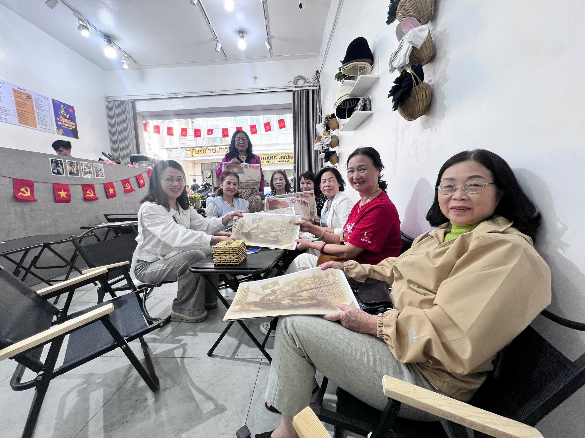 Cán bộ hưu trí tại thành phố Đà Lạt đón nhận ấn bản phụ san đặc biệt của Báo Nhân Dân.