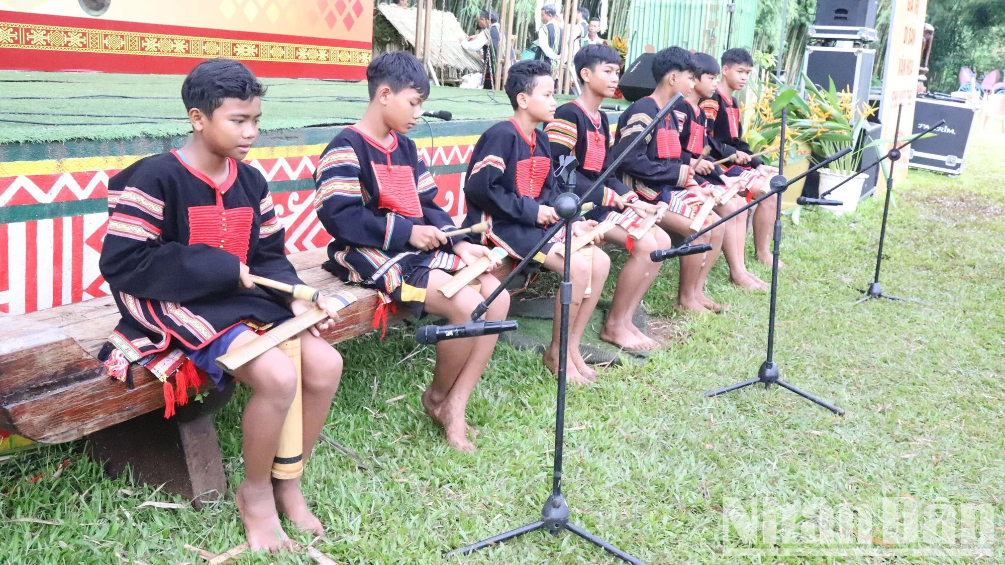 Les villages résonnent au son des gongs pour accueillir la fête nationale, le 2 septembre, photo 7