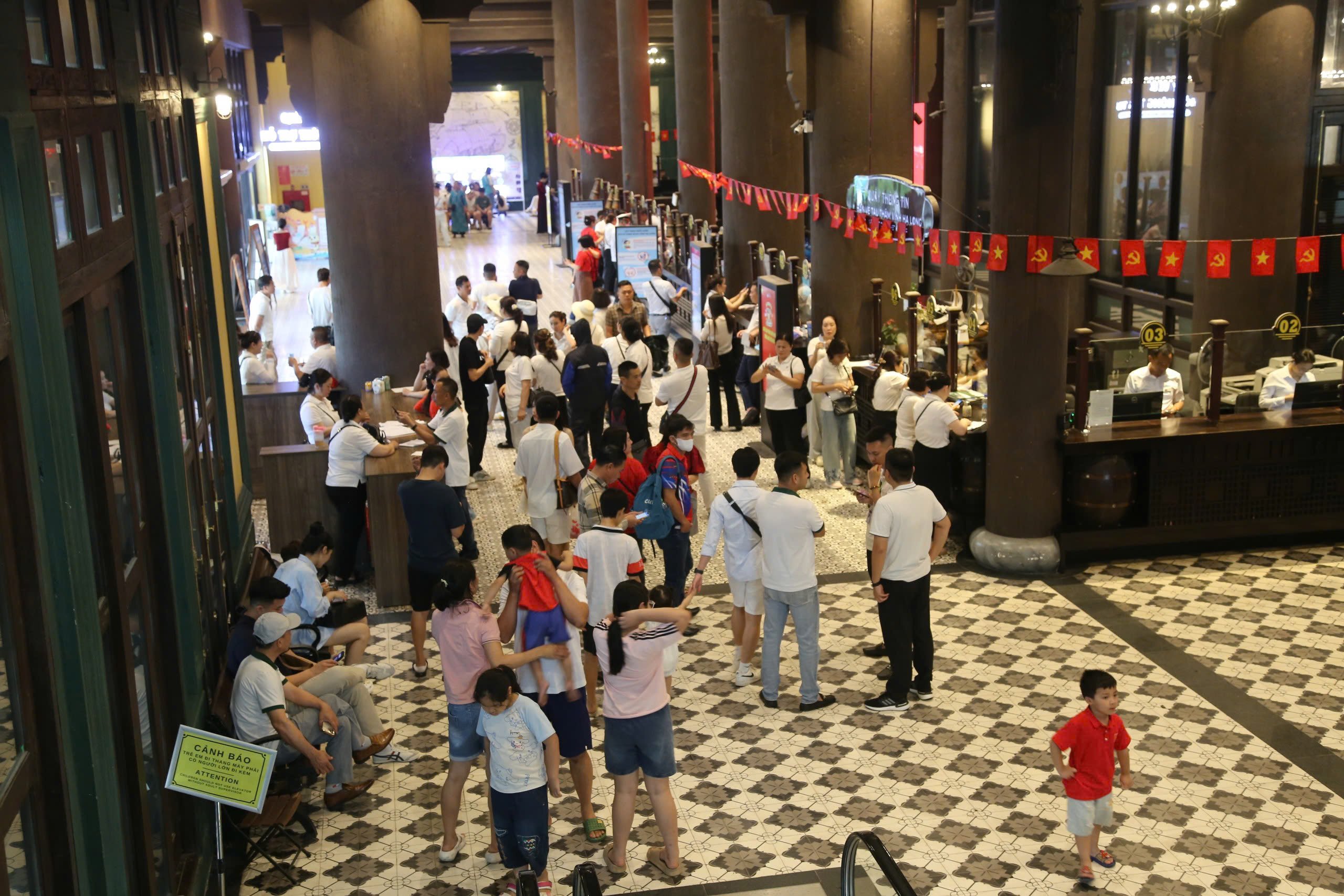 Hạ Long thưa khách, cảng tàu không còn chen lấn- Ảnh 8.