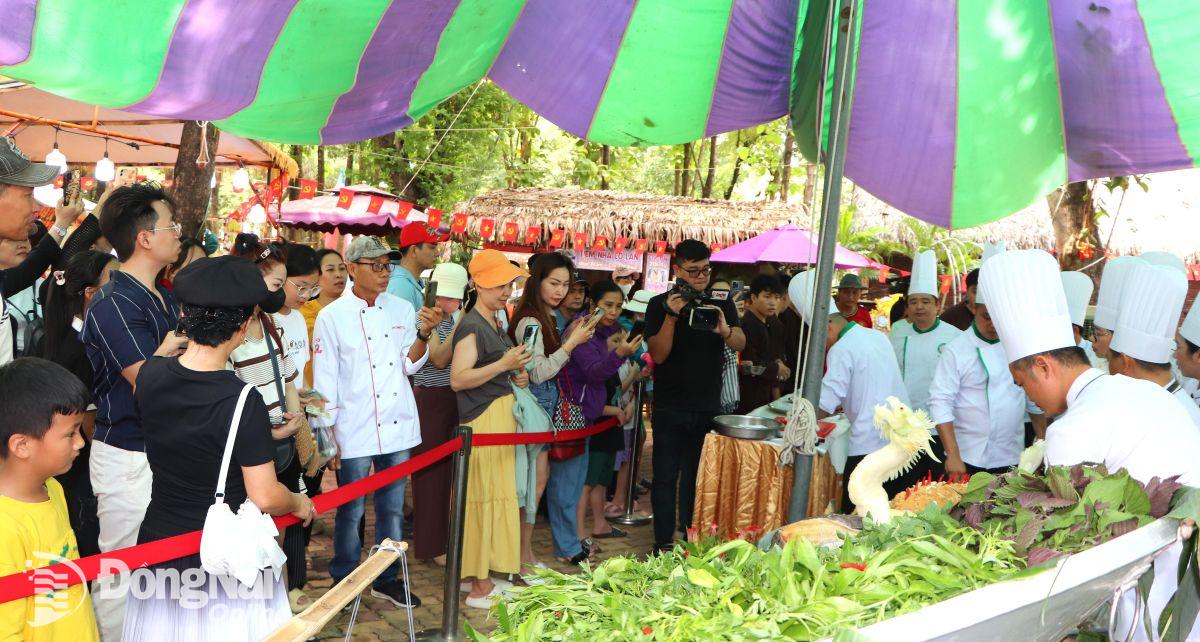 Khu vực thực hiện món ăn thu hút sự quan tâm của du khách. Ảnh: Ngọc Liên