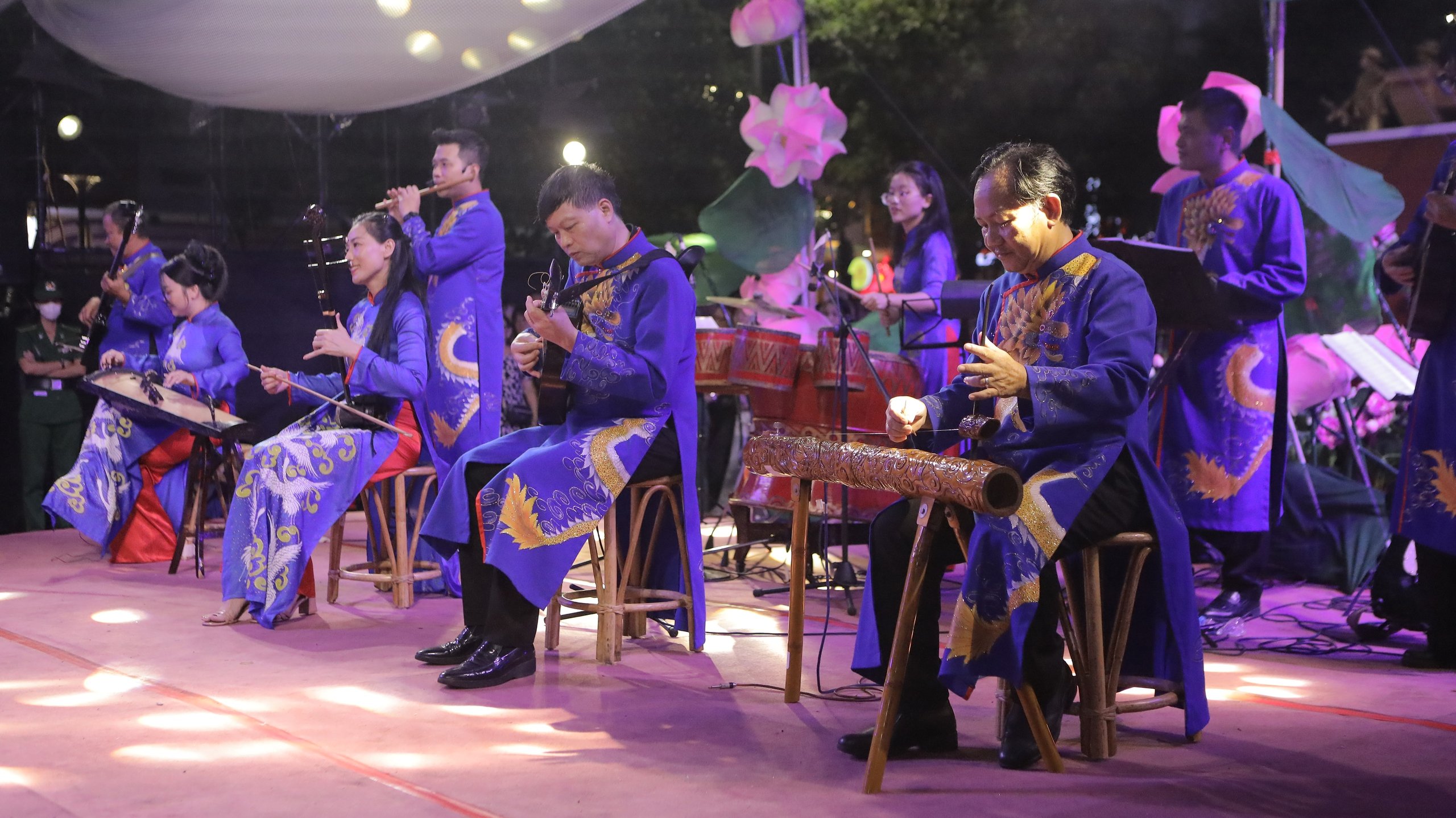 Cẩm Ly, Phương Mỹ Chi hát dân ca giữa hàng chục ngàn khán giả- Ảnh 6.