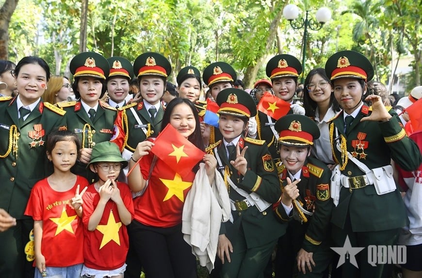 Khối nữ Sĩ quan Quân y được nồng nhiệt chào đón tại điểm tập kết Công viên 23-9. 