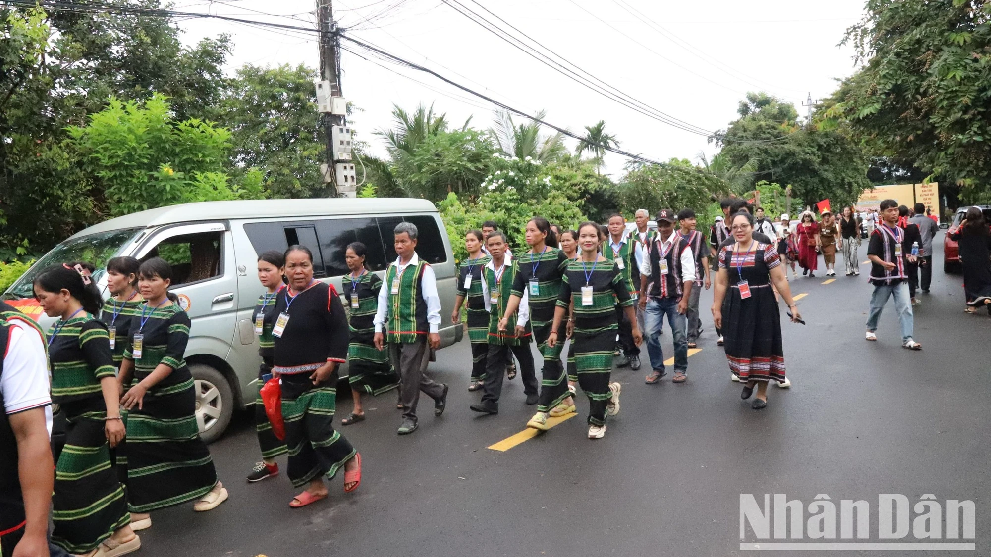 Les villages résonnent au son des gongs pour accueillir la fête nationale du 2 septembre, photo 1