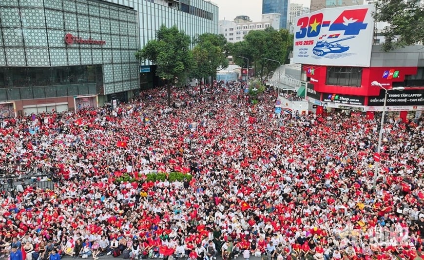 Ngã tư Nam Kỳ Khởi Nghĩa-Lê Lợi hàng vạn người ở lại xuyên đêm chờ đón đại lễ. 