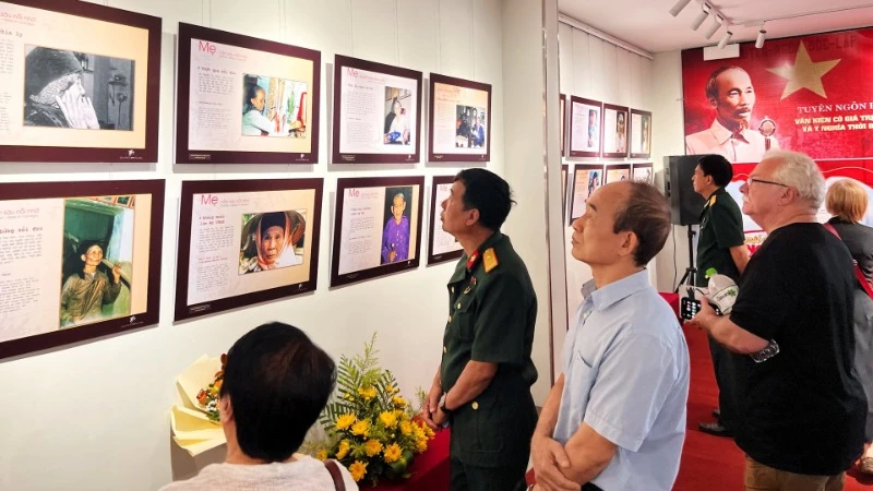 Triển lãm ảnh tri ân những người mẹ Việt Nam huyền thoại