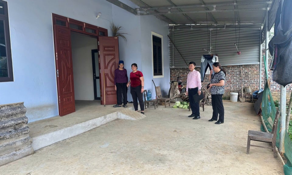 ង្វៀន ប៊ិញ យ៉ាងសកម្មលុបបំបាត់ផ្ទះបណ្តោះអាសន្ន និងទ្រុឌទ្រោម - កាសែតអេឡិចត្រូនិក Cao Bang