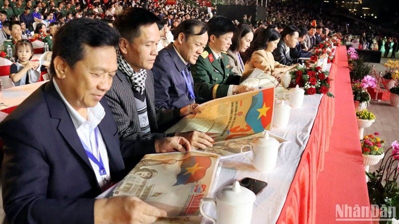 A special supplement of Nhan Dan Newspaper was presented to delegates attending the art program 